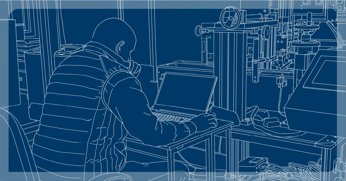 Ingeniero de Etima diseñando maquinaria de etiquetado con software CAD en la oficina técnica