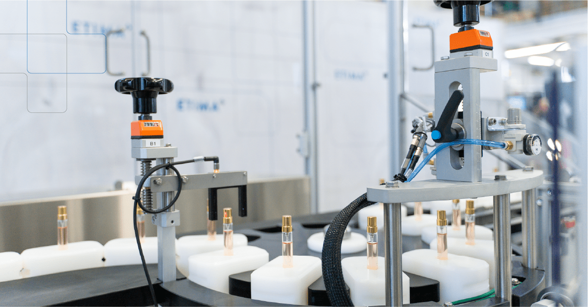 Etiquetadora rotativa ETIMA etiquetant envasos cosmètics en línia de producció industrial