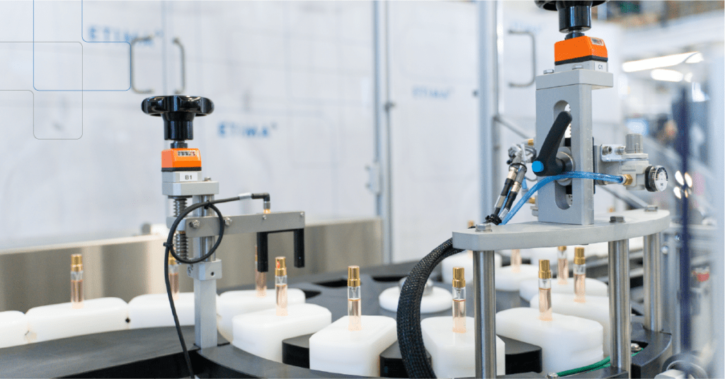 Etiquetadora rotativa ETIMA etiquetando envases cosméticos en línea de producción industrial