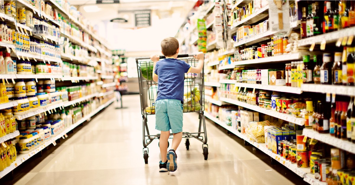 Pasillo de supermercado con estanterías llenas de envases de alimentación y bebidas etiquetados